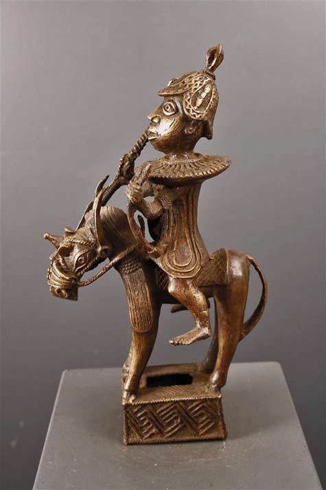 Cavalier-Bini-Edo---Bronze-du-Bénin a man riding his horse