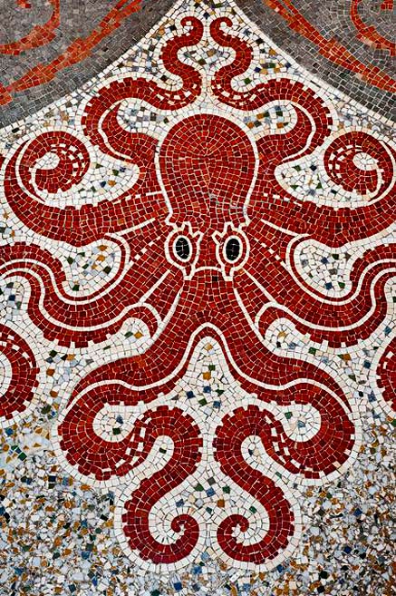 Octopus-Mosaic-of-the-Museum-entrance-from-1910-©M.Dagnino,-via-Flickr
