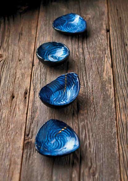 Sakata-Jinnai for blue wavy ceramic bowls