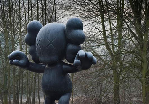 Yorkshire-Sculpture-Park--Kaws-sculpture