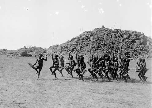 Arrernte-welcoming-dance,-entrance-of-the-strangers,-Alice-Springs,-Central-Australia,-9-May-1901,Walter-Baldwin-Spencer-and-Francis-J-Gillen-–-Photographers