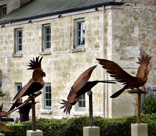 Cockatoo-sculptures-corten-steel,-1m-tall-birds,-stone-plinths