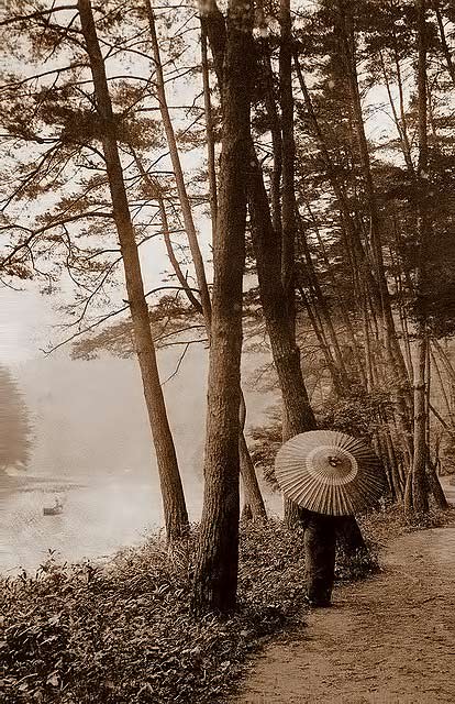 GEISHA-ON-A-MORNING-WALK-WITH-PAPER-PARASOL----A-Riverside-Scene-in-Old-Japan