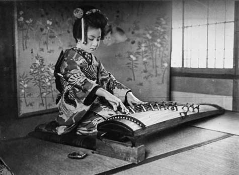 Geisha-playing-the-Koto-or-Japanese-harp-by-Agence-Mondial,-1932.