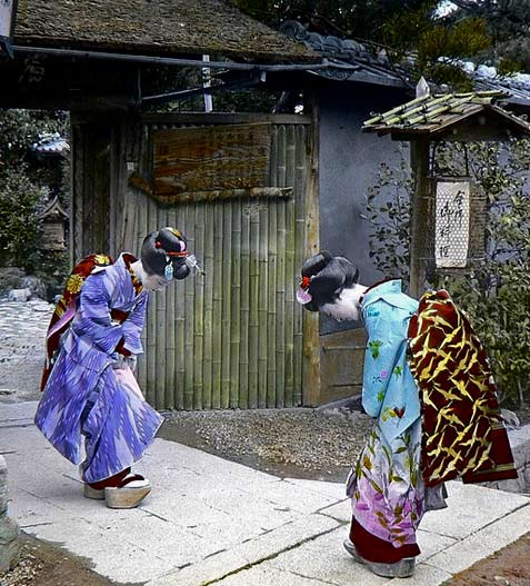 MEETING-AT-THE-GATE----Japanese-Girls-in-Kimono-at-the-Entrance-to-Genkyu-en-Gardens-in-HIKONE-okinawa-soba