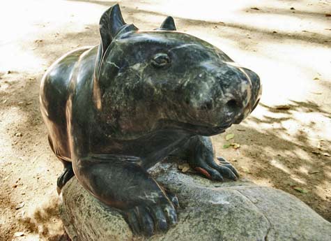 Wombat-sculpture-by-Silvio-Apponyi-maroochy-botanic-gardens