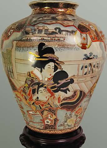 porcelain-Imari-vase_Hand-painted-Chinese-14-inch-high-porcelain-onion-shaped-jar-in-Geisha-design.---Copy