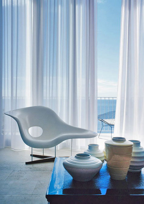 Iain Halliday’s Palm Beach home features an Eames La Chaise by Vitra, and ceramics by Keith Murray for Wedgwood.