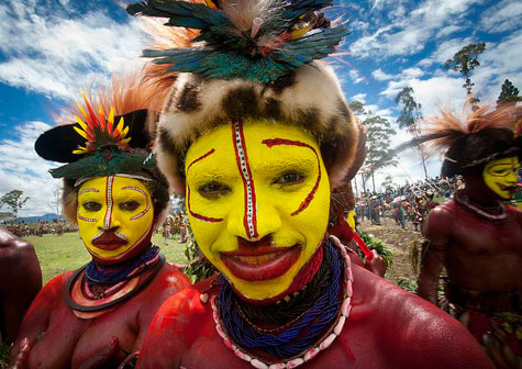 Hulis-tribe-girls-in-Mount-Hagen-festival-singsing