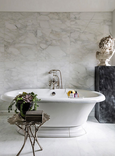 In-the-bath,-Bennett-Leifer-paired-a-freestanding-tub-with-a-neoclassical-bust