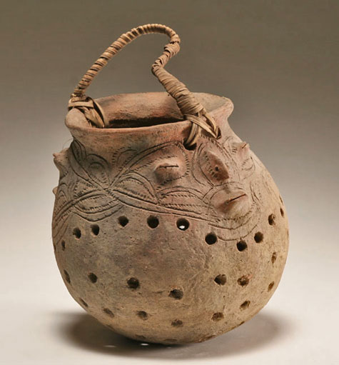 Oceanic-clay-fish-smoking-pot,-Dimeri-Village,-Lower-Sepik-River,-New-Guinea,