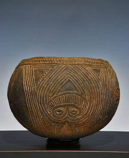 Papua-New-Guinea---clay-pot with geometric face motif