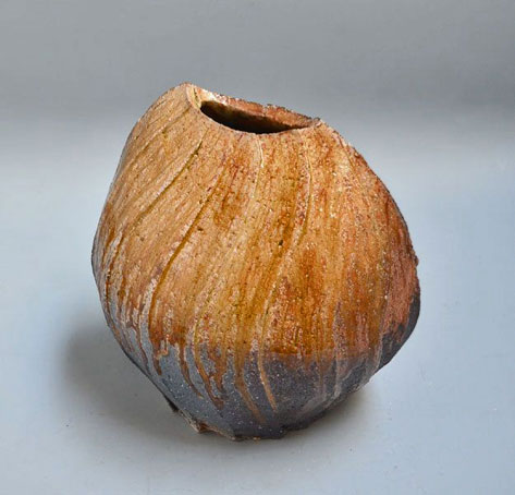 Shigaraki-Vase-by-Ueda-Mitsuharu-(Naokata-VI)