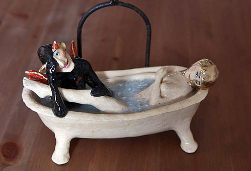 Dorota-Urbaniak-Pelka - ceramic figures in a bath