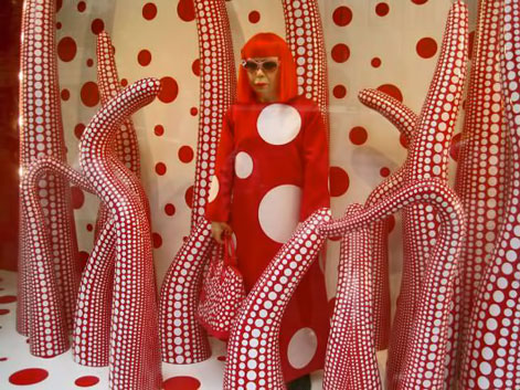 Yayoi-Kusama-Gallery-----red and white octopus tentacles surrounding Yayoi in a polka dot dress