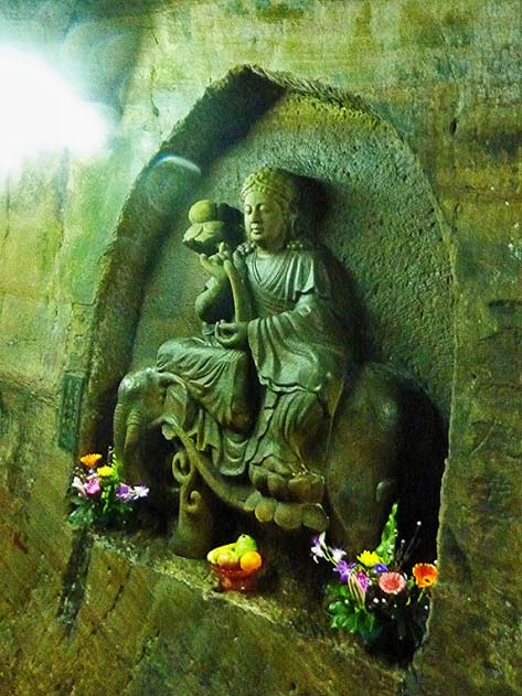Carving-in-the-Fairy-Cave-temple-Keelung