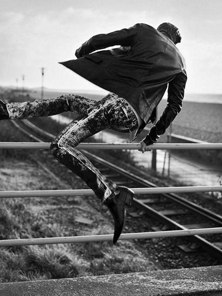 DANIEL-RIERA-photography - man jumping over a railing