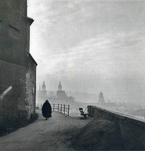 Ernest Haas 1945 A solitary man walking the street