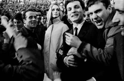 Model-Deborah-Dixon,-wearing-Italian-Haute-Couture,-with-soccer-fans,-1962,-Rome-Harper's-Bazaar---Frank-Horvat