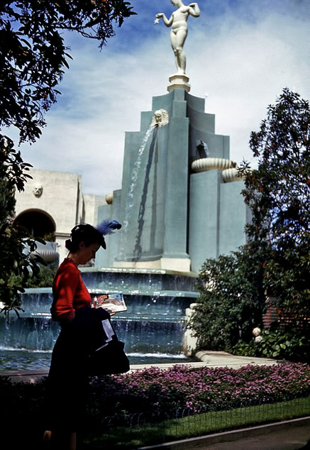 Unknown-photographer,-1940,-Golden-Gate-International-Exposition,-Fountain-of-the-Evening-Star-by-sculptor-Ettore-Cadorin,-Treasure-Island,-San-Francisco