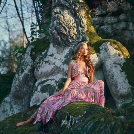 Veruschka-wearing-a-pink-gypsy-dress-by-Ken-Scott
