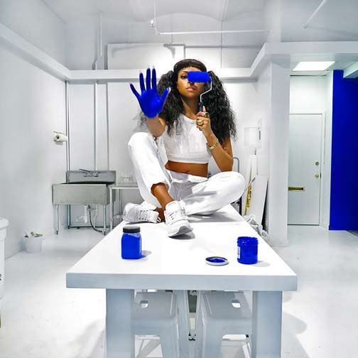 lina-iris-niktor-painting blue in her studio