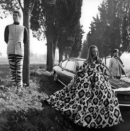 Veruschka-von-Lehndorff,-Max-Brunell,-Carlo-Ortiz-and-a-beautiful-Fiat-Dino-(1969)Franco-Rubartelli-Vogue1-969
