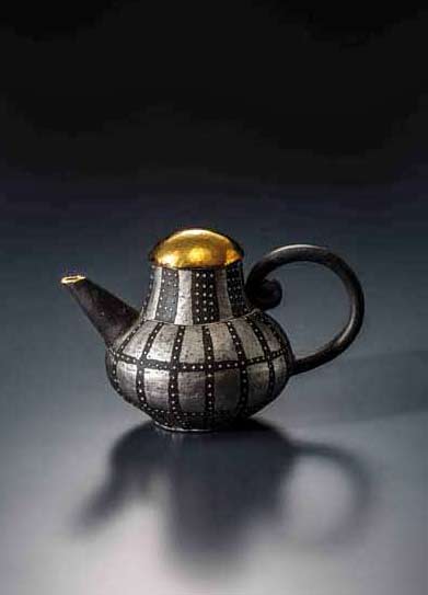 chieko--yorigami-teapot-in black,and sliver with a gold lid