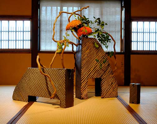 clever-writing-munemi-yorigami ikebana-sculpture display with two geometric ceramic pieces