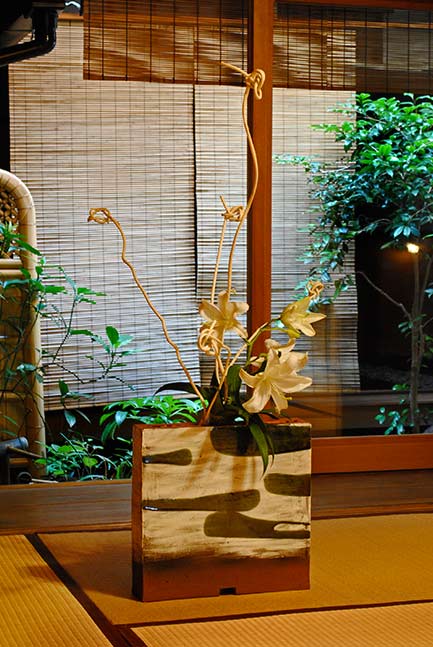 flower-arrangement green--and-vase-munemi-yorigami
