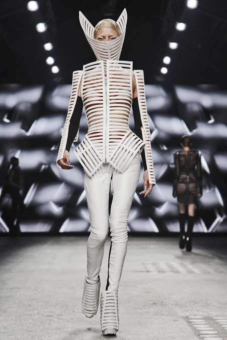 gareth-pugh-paris-womenswear-2012