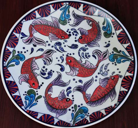 aquarium-danielle-adjoubel ceramic plate with red and pink fishes
