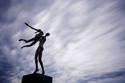 ayad-alqaragholli-embrace-sculpture-by-the-sea-cottesloe-2014