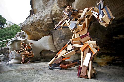 elyssa-sykes-smith-a-shared-weight-sculpture-by-the-sea-bondi-2013 Tow wooden figurative sculptures