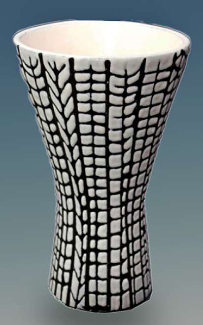 grand-vase-cornet-par-roger-capron-1960 with black and white geometric decoration