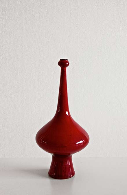 elegant-deep red-vase-by-amphora