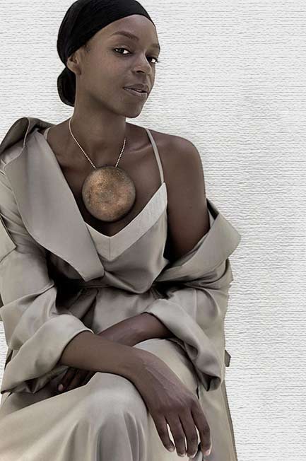 hrvi-ceramic-pendant-venus-with-silk-dress-trenchcoat Harvey Bouterse
