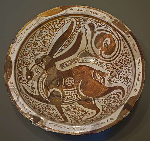 Bowl with_hare,_Egypt,_Fatimid_period, 11th century_AD, earthenware with overglaze luster painting Cincinnati Art Museum