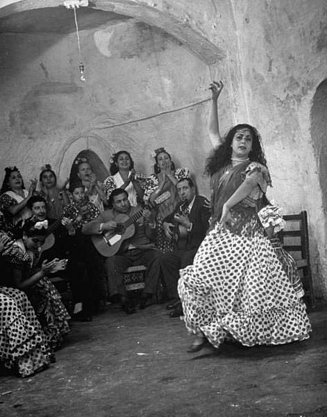 Granada-Gypsies dancing Granada gypsy with guitar players