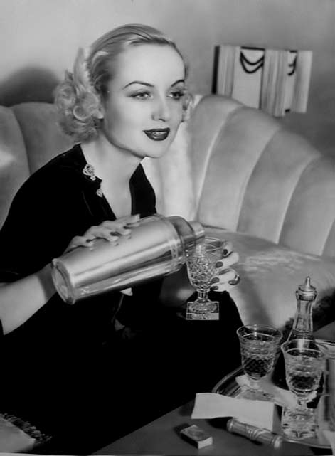 Carole-Lombard pouring a cocktail