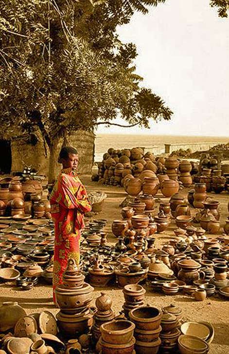 Mali-Segou pottery market