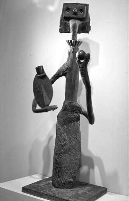 Figure of woman holding round object & vase, undated. Bronze sculpture by Pablo Picasso. Gjon Mili 1967