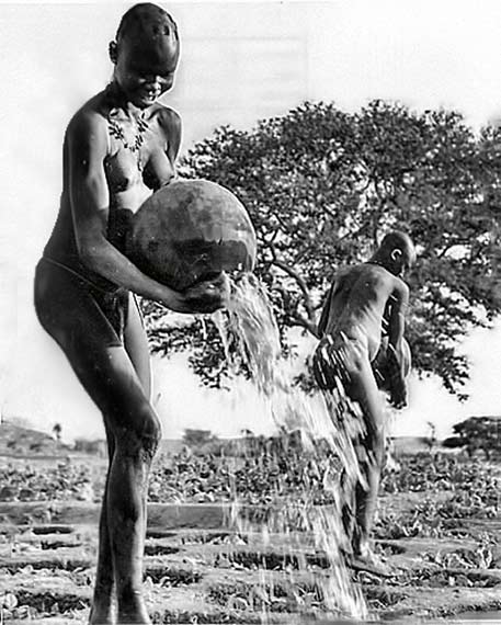 George-Rodger-naked Sudanese-watering-crops-with-pots