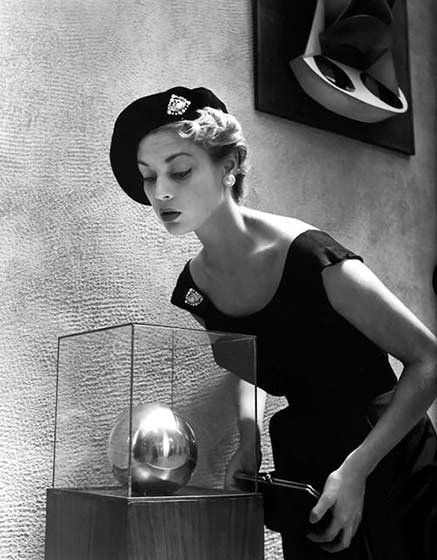 Jean Patchett in art gallery photo by Nina Leen, 1949.