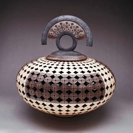 Eric-Stearns,-Raku-lidded vessel with geometric pattern 