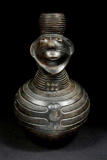 Zande-people-of-D.R.-Congo pottery vessel