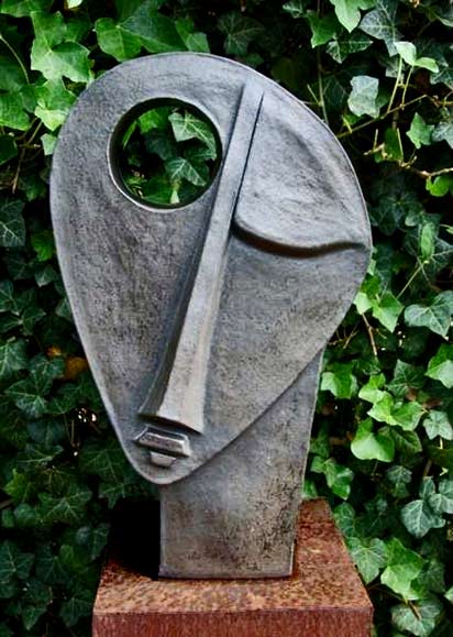 Giuseppe-Lamers---abstract-head sculpture in he garden