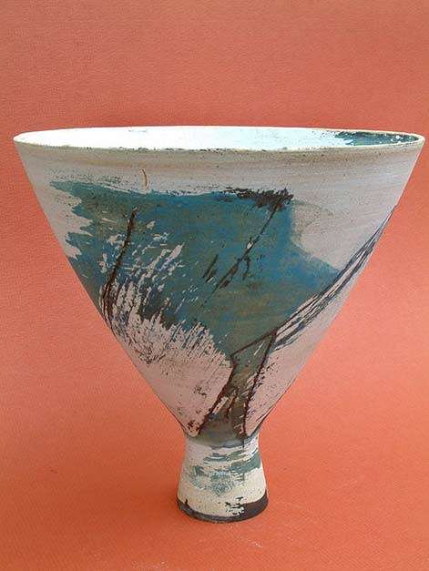 thrown-stoneware Anne Mortier with teal green abstract motif on white