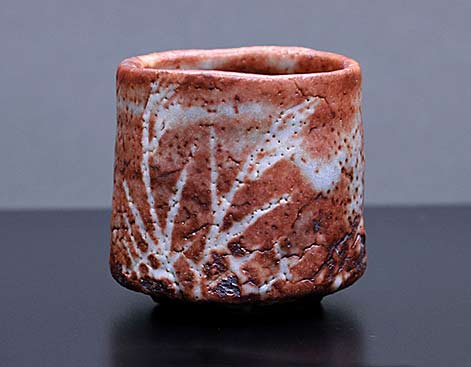 Ratsu-Shika red and white tea bowl with crackle glaze