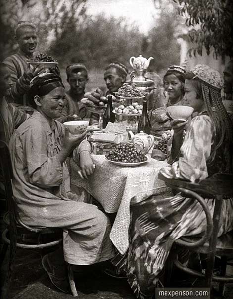 Samovar-in-Soviet-Uzbekistan-tea-party-photo by maxine pen